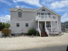 Large Five Bedroom Home Located Close To The Bay Beach In Surf City,